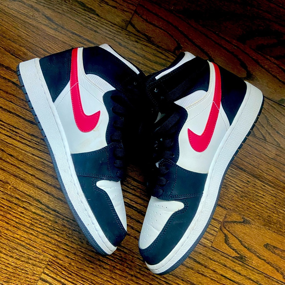 Air Jordan 1 Size 6.5y (LIKE NEW)